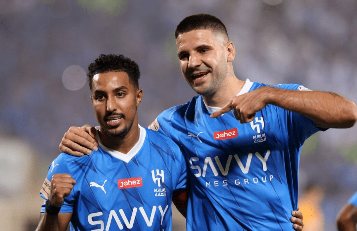 羽毛球队回归首秀大放异彩，费德勒主场球迷高呼名字